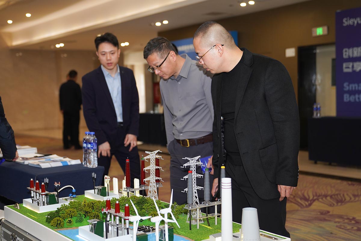長纜智能助力城市電網(wǎng)高質(zhì)量發(fā)展 亮相城市電網(wǎng)技術(shù)創(chuàng)新會議參觀產(chǎn)品模型圖