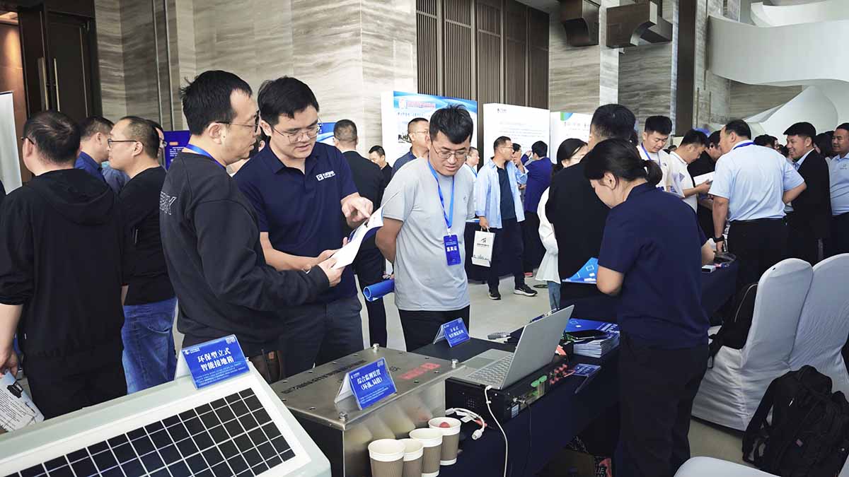 數(shù)字賦能石化電纜運維，長纜智能青島展會獲矚目-向參展訪客介紹產(chǎn)品