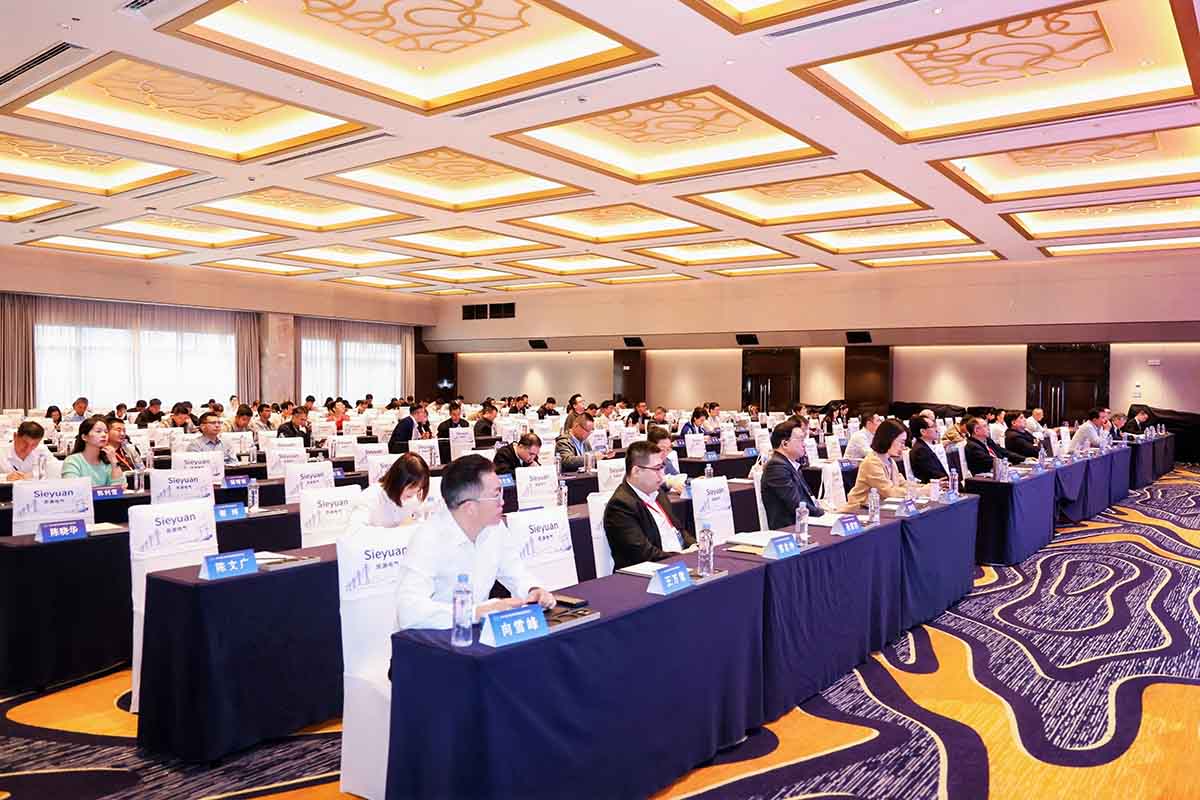 長纜智能閃耀城市電網(wǎng)峰會(huì)，雙項(xiàng)創(chuàng)新成果斬獲三大權(quán)威獎(jiǎng)項(xiàng)閉幕式