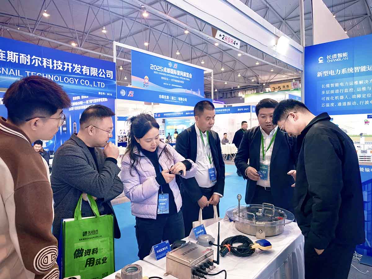 數(shù)字賦能城市生命線運(yùn)維，長(zhǎng)纜智能亮相成都國(guó)際管網(wǎng)展與參訪人員交談